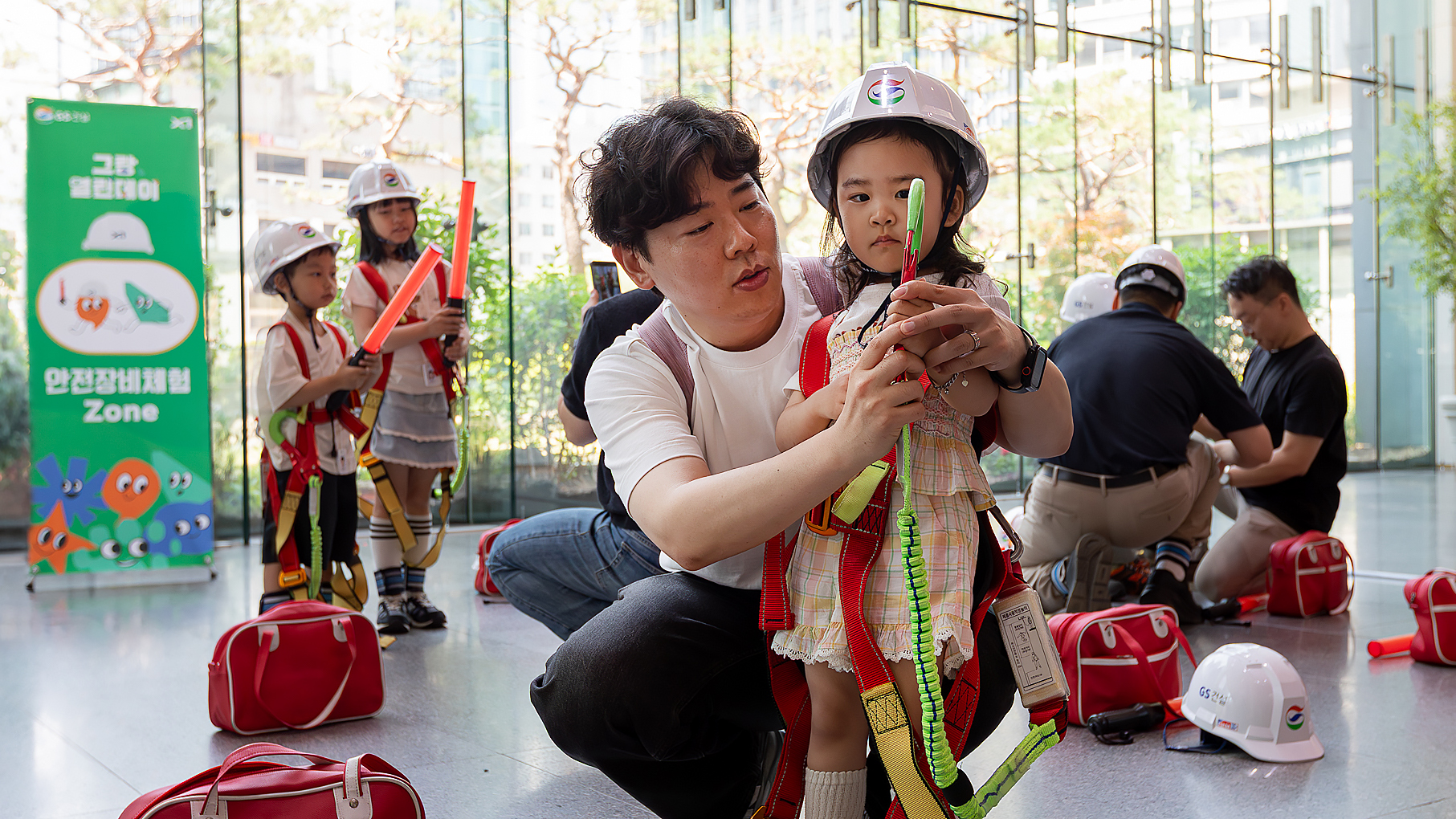 첨부 2. 16일 그랑서울에서 진행된 ‘그랑열린데이’에서 GS건설 임직원과 가족이 회사에서 마련한 행사에 참여하고 있는 사진 3 (GS건설 제공)